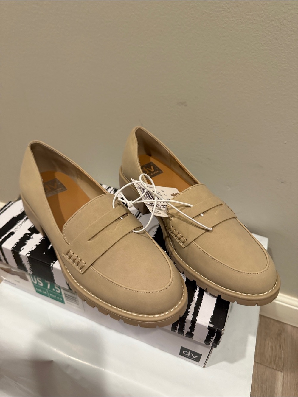Dolce Vita women size 7.5 Beige Lug Loafers
